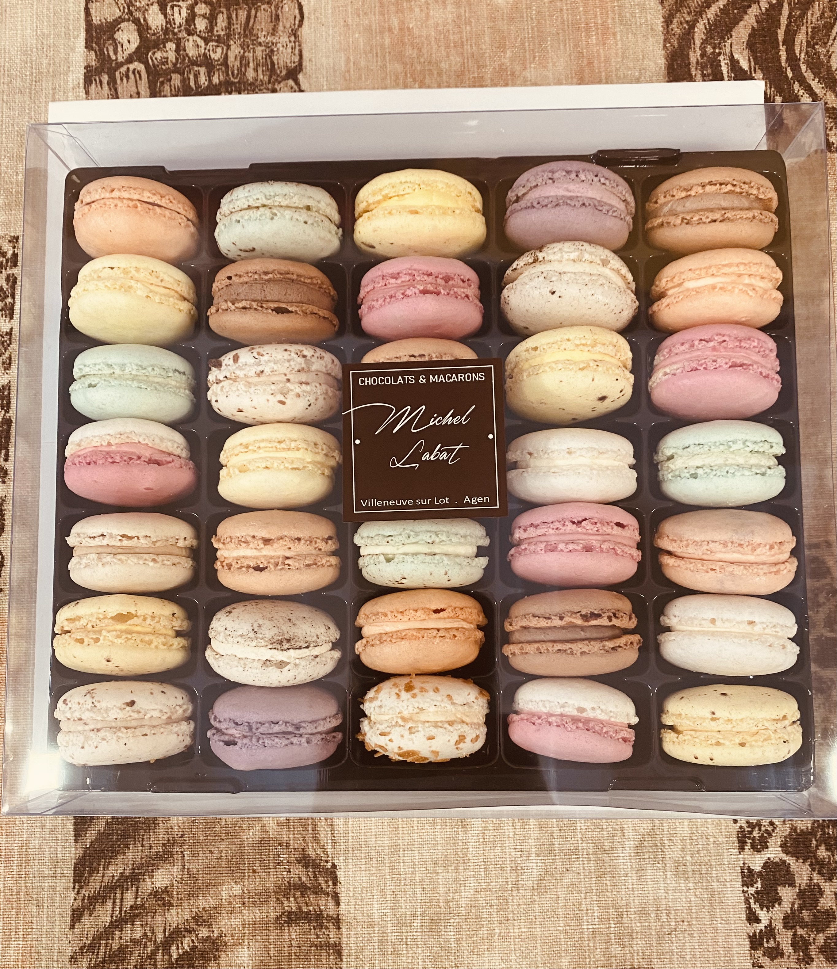 Boîte de 35 macarons — L'assortiment prestige : 35 macarons, tous les parfums réunis.